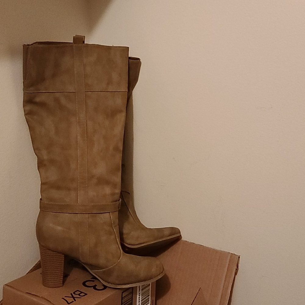 Boots - Picture 5 of 6